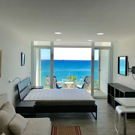 Apartment Lovely Seafront Studio